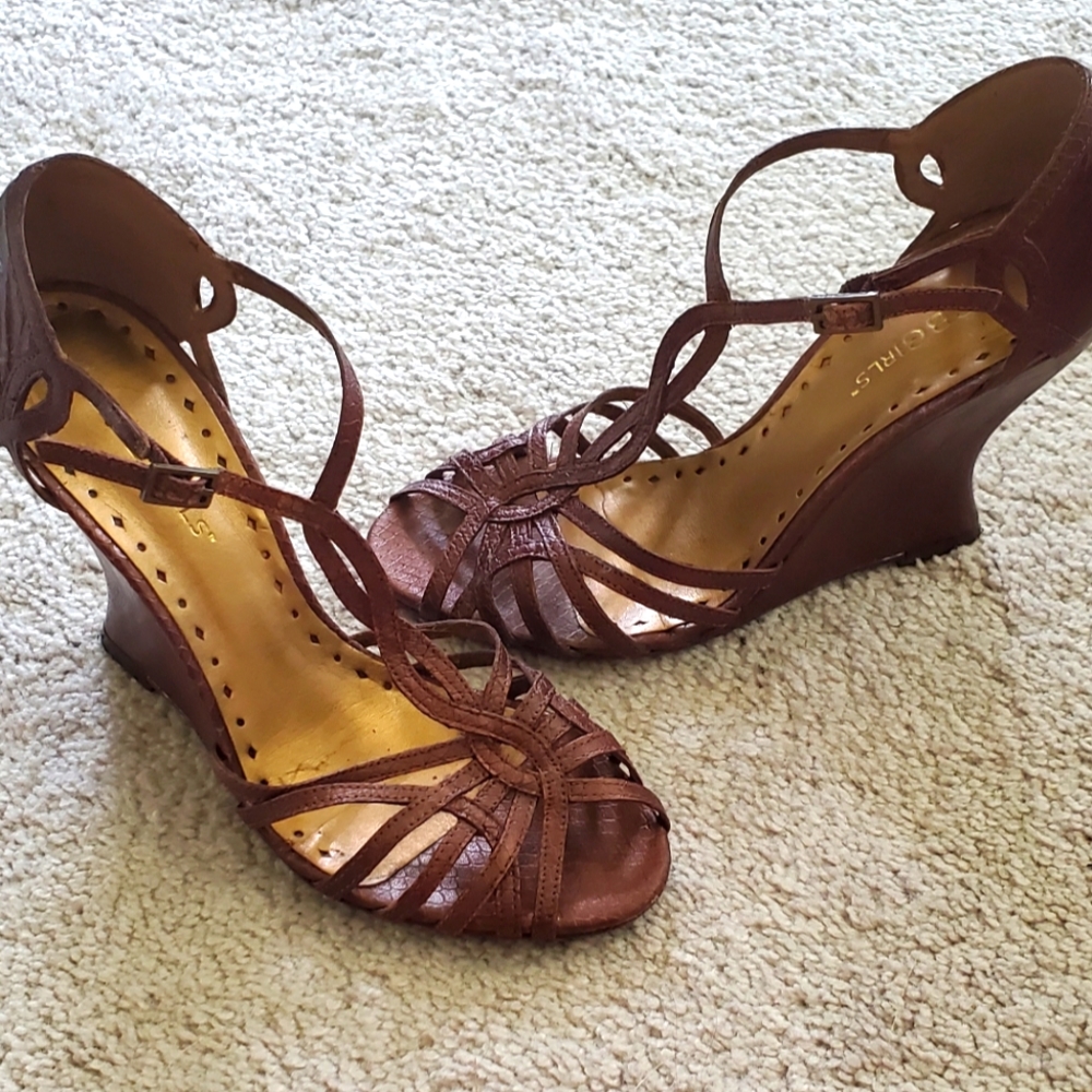 BCBG brown wedges